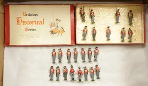 Britains - Set 1518 - Line Infantry with Muskets (Post-War version), comprising: 1 x Flag bearer, 2 x NCO with Pike, 20 x Other Ranks with Held Muskets, & 2 x 