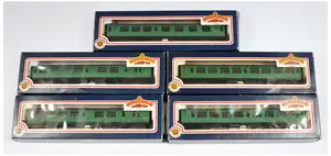 Bachmann Branchline OO gauge BR Bulleid coaches in SR green livery, comprising