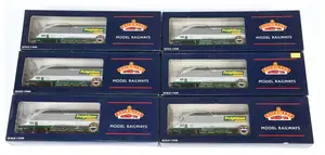 Bachmann Branchline group of 38-030 100 Ton HHA Bogie Hopper Wagons with sliding end doors "Freightliner Heavy Haul". Conditions are Near Mint to Mint in Good 