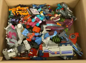 Quantity of loose Hasbro Transformers and similar figures and parts