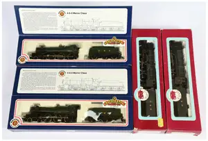 Bachmann Branchline & Dapol OO Gauge Locomotives group with two 31-300 Manor Class 4-6-0 7802 'Bradley Manor' locos in GWR Green Livery, plus Dapol Castle and 