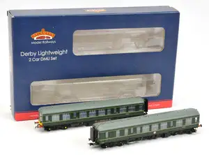Bachmann branch-line OO Gauge 32-515A 2-car Derby Lightweight DMU in BR green with yellow warning panels