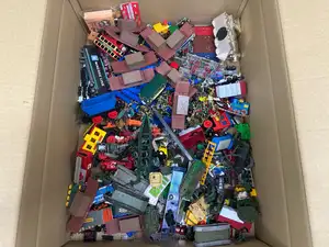 A large unboxed mixed lot of assorted diecast and other toys/collectables