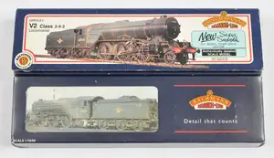 Bachmann OO Gauge pair of V2 Class Steam Locomotives comprising of