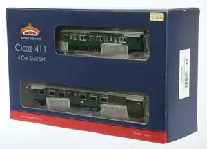 Bachmann Branchline OO Gauge 31-426A BR (SR) green livery Class 411 4-CEP 4-car DMU No.7128 with yellow warning panels to each driving trailer car. Condition i
