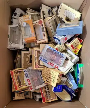 Oxford Diecast, Lledo, Matchbox and similar, a Large group comprising of Empty Boxes and similar