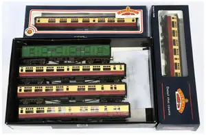 Bachmann Branchline OO gauge BR crimson/cream liveried Bulleid coach group, comprising