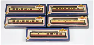 Bachmann Branchline OO gauge Thompson coaches in BR Crimson & Cream, comprising