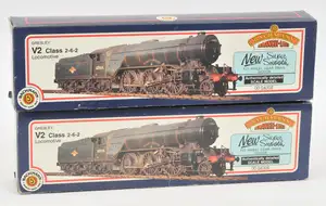 Bachmann Branchline OO gauge pair of boxed BR V2 Class 2-6-2 steam locomotives, comprising